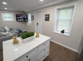 Brand new first floor studio in quiet neighborhood, hotel en Akron