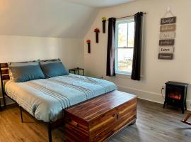 Charming Victorian Retreat in Quiet NH Town, hotel u gradu 'Derry'