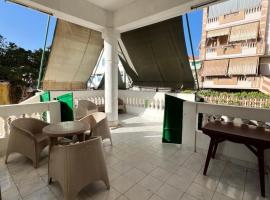 Cozy airconditioned two bedroom apartments شقق فندقية مكيفة للإيجار, hotel i Ras El-Bar