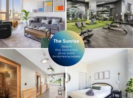 Chique Loft 15 Min from NYC with City View & Pool, hotel con pileta en Jersey City