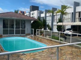 Sobrado com 2 suítes e piscina - Village Malli, Hotel in Balneário Camboriú