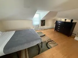 Oakland Beach Cottage - Sleeps up to 4