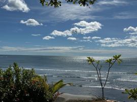 Beachfront House with Terrace and Panoramic Ocean View, hotel i Santa Catalina
