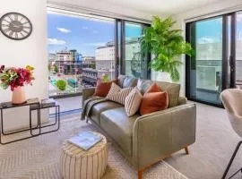 Luxury Apartment with Wraparound Balcony & Carpark