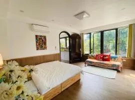 Cozy Haven Nest - Sunlit Glass House & Garden View