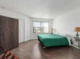 Cozy Apt with Pool, Hot Tub, Golf, Near Downtown