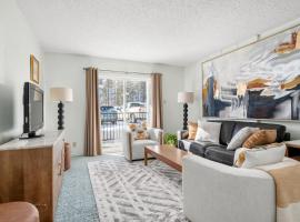 Charming 1BR Near DT Kimberley: Pool, Hot Tub, Gym, hotel em Kimberley