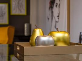 Stylish DT Condo ~2 Blocks from Stampede Grounds, hotel din Calgary