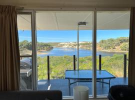 River Panorama Beach House, Hotel in Guilderton