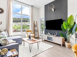 Luxe 3BR Golden Hideaway Top Floor, Balcony & BBQ, Hotel in Golden