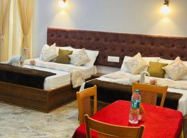 The Royal Palace & KGN Rooms & Restaurants, hotel di Belagula