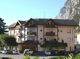 Hotel Ideal, hotel in zona Lago di Molveno, Sarche di Calavino