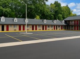 Rocky Mountain Lodge & Suites، فندق في Renfrew