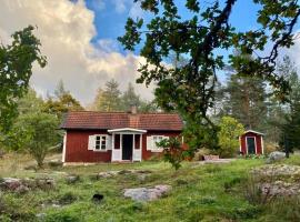 Our classic red cottage in the woods, hotel u gradu Figeholm