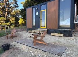 Sunset Hill by Tiny Away, hotel em Dollar