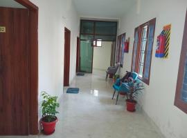 Hotel O S Town Guest House, hotel em Baddowāl