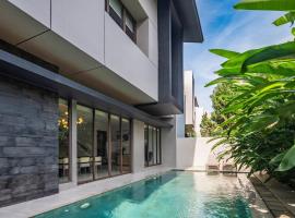 Your Luxury Villa in the South of Jakarta, caba&ntilde;a o casa de campo en Samporo