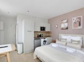 Modern, Cozy Studio with AC in Neuilly Area