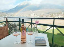 L'Ecrin de la Baie, Duplex les pieds dans l'eau avec Parking & Plage Privée, hotel in Duingt