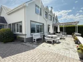 Luxury Vacation Home on the Ring of Kerry-Wild Atlantic Way with Mountain & Sea Views - 5 min walk to Glenbeigh Village - 10 min drive to Rossbeigh Beach & Dooks Golf Course -30 minute drive from Muckross House and National Park -3 night min stay