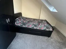 London ,Budget Double room -Quite and Close to amnesties-walking distance to Elizabeth line