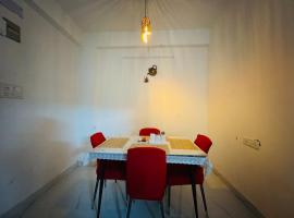 Cozy Peaceful 2BHK Stay Near City Essentials, Hotel in Nagarbazar
