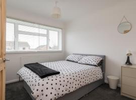 Spacious 3BR Home in Leighton Buzzard Parking Sleeps 5 Walk to Town & Train Near Rushmere Country Park & Leighton Buzzard Railway Perfect for Families & Work Stays, hótel í Leighton Buzzard