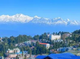 Mall Road Hotel B - Annecy - Free Wifi & Restaurant Facilities - Premium Rooms - Best Location Hotel In Darjeeling