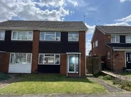 10 minutes to station, sleeps 5, free parking