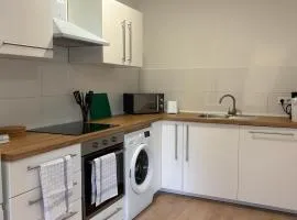 Neue Wohnung für Monteurteams - Küche - Wifi - Parkplätze - TV - Balkon