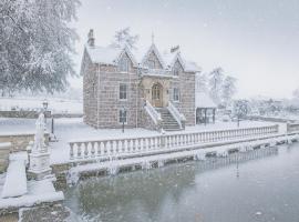 The Doune, Luxury Traditional Country House with hot tub, hotel a Inverness