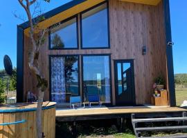 Cabaña y Tinaja Playa Chaiguao, hotel in Quellón