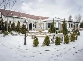 Forteca, pokoje gościnne nad stawem