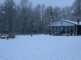 Chalet Achterbosch, hotel v destinaci Lieshout