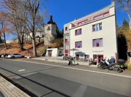 Riverside Luxury Apartments & Café - Exclusive holiday house with river view, hotel a Železný Brod