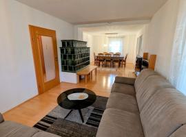 Charmantes Haus - Wintergarten, Pool und Seenähe, hotel en Vöcklabruck