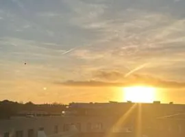 Step Free -Fully Private -Equipped Kitchen- 2 Bed 2 bath Dartford London Flat -Winterland at Bluewater -15 mins Tower of London and London Museum in 50 mins