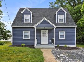 Cozy w Fenced Yard Games & Walkable to Luray, hotel en Luray