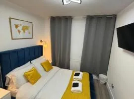 Central London 4BR Home with Parking and Garden