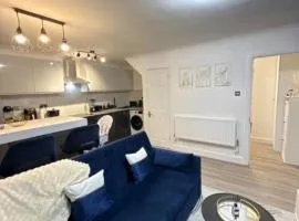 Tower Bridge 4BR Home with Parking and Garden