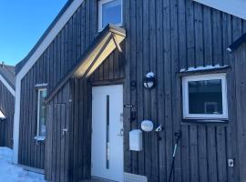 Ski-in, ski-out med milsvid utsikt och bastu, hotell i Järvsö