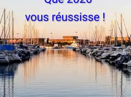 VERT PARADIS - Vue apaisante sur GOLF, Pins Parasols, 2è étage - 80 m2 dont Terrasse avec Pergola, 2 chambres, 3ét iles, 3 CLIM, WIFI - Piscine, Parking et Park à vélos, Ascenseur - en Option Linge, Ménage - Pistes cyclables, Mer à proximité, hotel in Saint-Cyprien