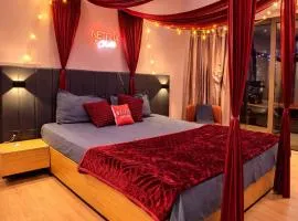 A Premium Luxury Apt with Balcony - Stayflix and Chill