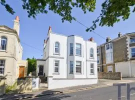 2 Bedroom Basement Apartment in Georgian Townhouse