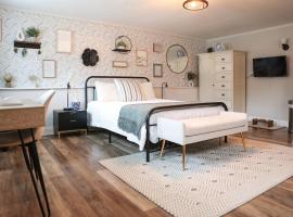 Modern Cozy Studio, hotel v mestu East Windsor