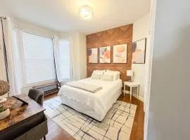 Jennifer's Chic 2nd Floor Apt Private Deck w Views