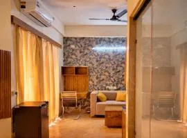 Private Cozy Studio Hourly ,Daily Stays Available