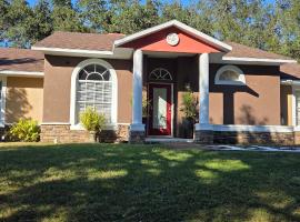 Serene Mountain Retreat With Pool, hotel em Clermont