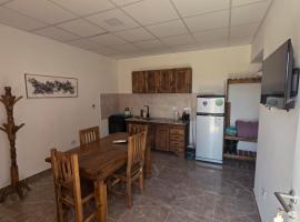 Depto en planta baja con Aire acondicionado a 500m de la ruta - Camas individuales, hotel i Choele Choel