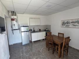 Departamento moderno recién estrenado con balcon, Hotel in Choele Choel